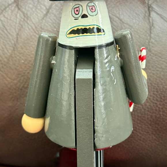 The Mayor with Candy Cane Wooden Nutcracker Disney A Nightmare Before Christmas - Picture 11 of 15
